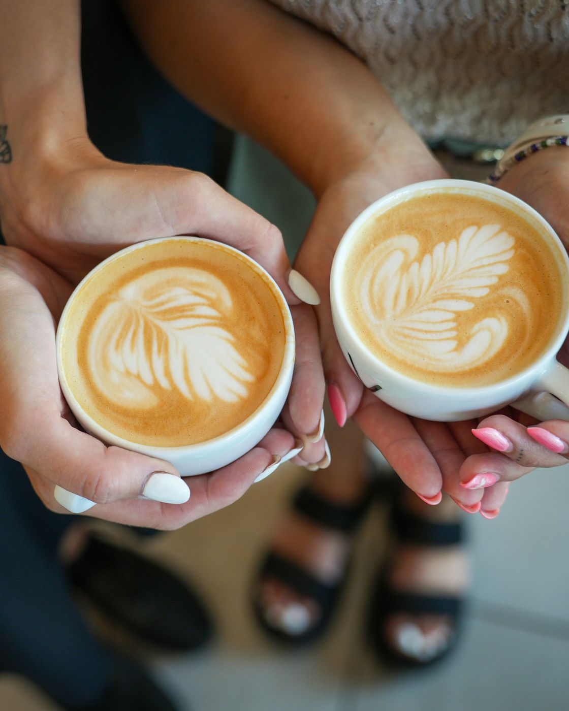Dvě cappuccina s latte art
